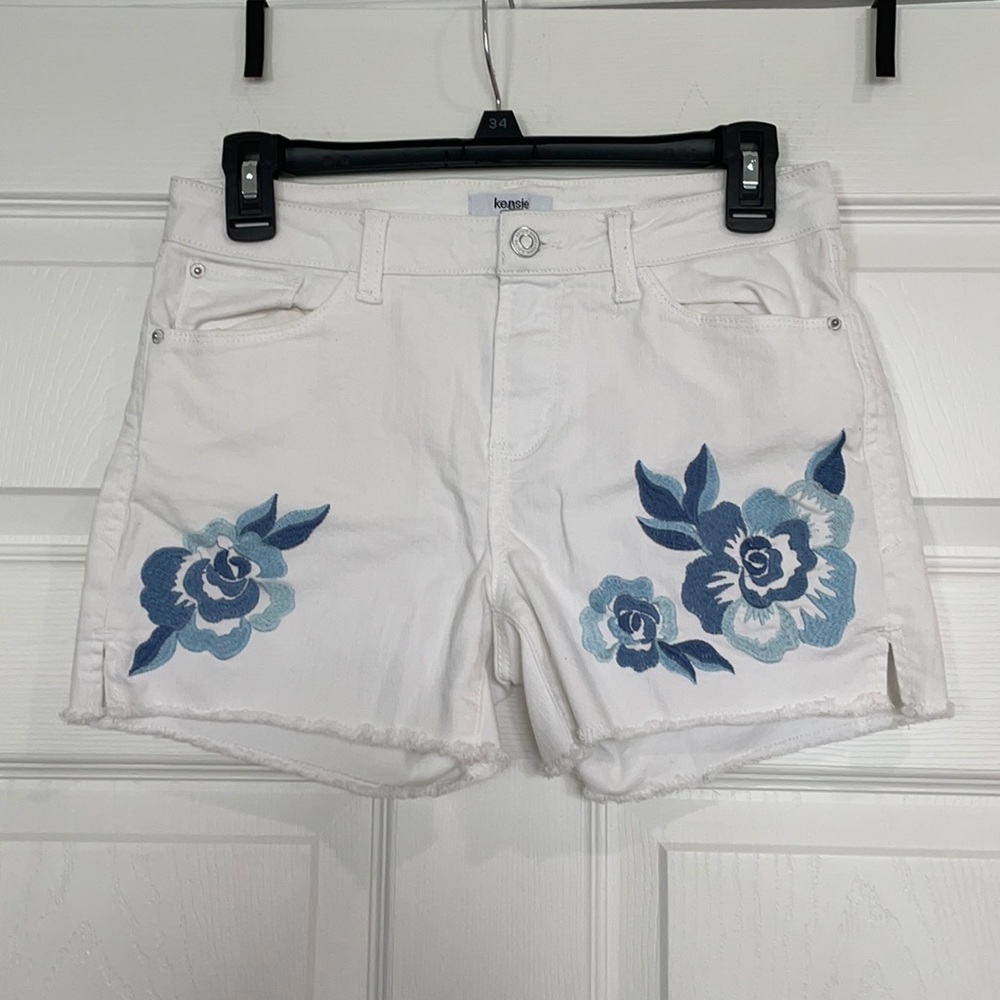women’s white jean shorts w blue flower embroidery